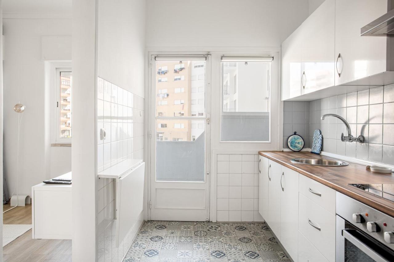 Joivy Striking Flat In Benfica * Lissabon